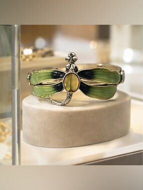 🪷Dragonfly silver cuff bracelet, soft green enamel wings, luminous cabochons 💚